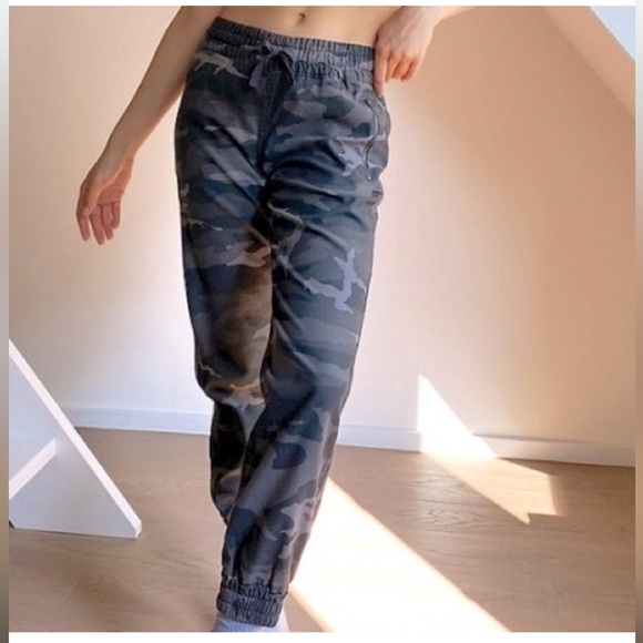 Aritzia TNA Alice Camo Cargo Jogger Pant XXS - Picture 2 of 12